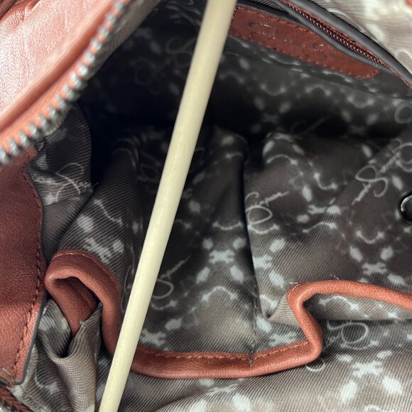 JESSICA SIMPSON REDDISH BROWN FAUX LEATHER CROSSBODY BAG W/BLACK METAL HARDWARE - Picture 8 of 10